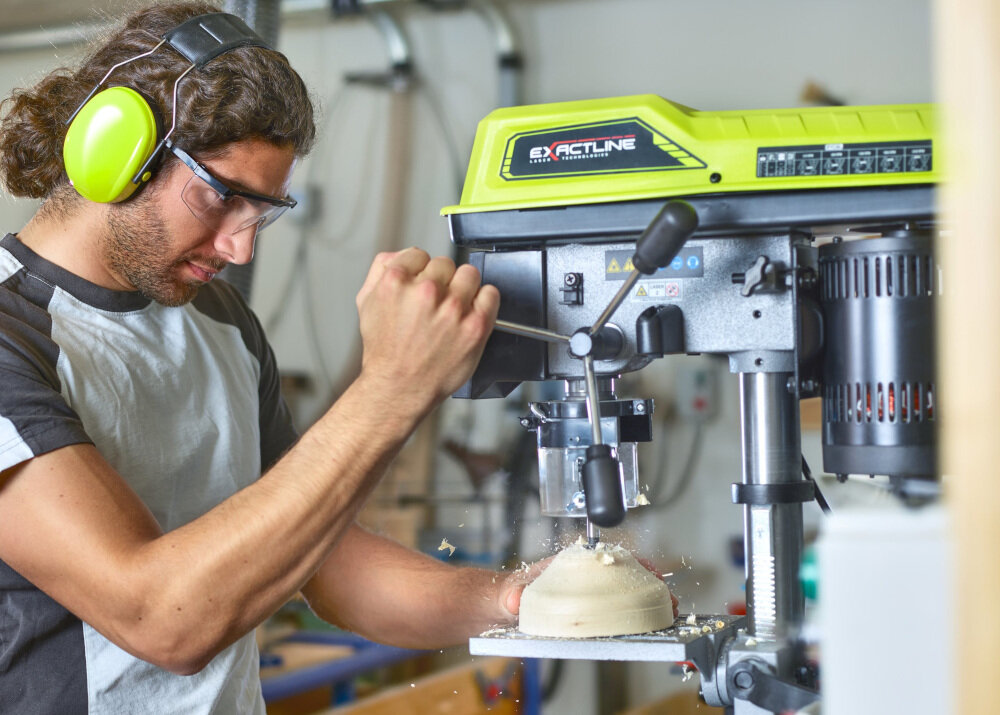 Колонна дриль RYOBI RDP102L, стаціонарний верстат для точного свердління отворів під різними кутами в домашній майстерні в професійних столярних майстернях, висока ефективність, потужний двигун, лазери класу 2