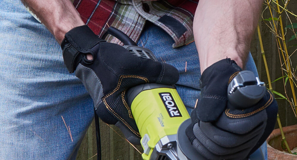 Szlifierka kątowa RYOBI RAG800-S125 korpus w kolorze zielonym antypoślizgowy uchwyt czarny stabilny chwyt 2-pozycyjna rękojeść dodatkowa praca oburącz