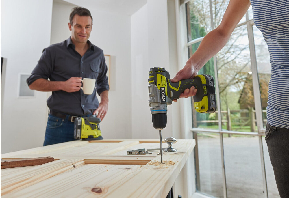 Wiertarko-wkrętarka RYOBI ONE+ R18PDBL-0 system e-Torque automatyczne wkręcanie wkrętów na równi z powierzchnią wbudowana lampka LED