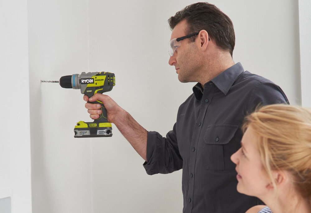 Wiertarko-wkrętarka RYOBI ONE+ R18PDBL-0 solidny uchwyt kompaktowa ergonomiczna konstrukcja do użytkowania w profesjonalnych warsztatach w warunkach domowych ogumowana rękojeść z charakterystyczną mikroteksturą wbudowana lampka LED