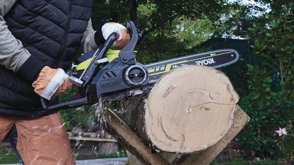 Pilarka spalinowa RYOBI RCS3835T silnik spalinowy POWR XT moc 1,8 KM pojemność 37,2 cm3 poziom głośności akustycznej 108,9 dB przyjazna środowisku niemal 87 % niższa emisja dwutlenku węgla od dopuszczalnych granic
