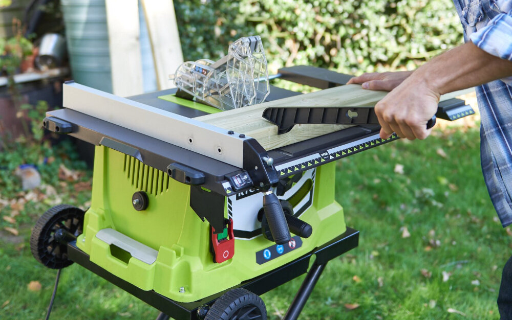 Pilarka stołowa RYOBI RTS1800S-G silnik moc 1800 W system łagodnego rozruchu ochrona przed przeciążeniem