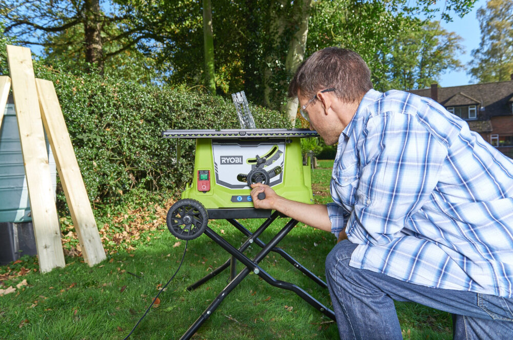 Pilarka stołowa RYOBI RTS1800ES-G przedłużona prowadnica boczna podparcie materiału do 480 mm blokowanie z przodu i z tyłu przyrząd do cięcia ukośnego dokładne cięcie pod kątem od +60 do -60 stopni