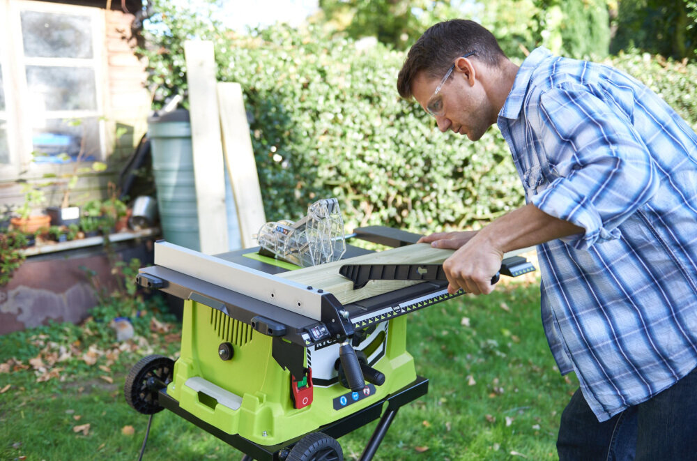 Pilarka stołowa RYOBI RTS1800ES-G zdejmowany i składany stojak bezpieczne przechowywanie bezpośrednio na obudowie