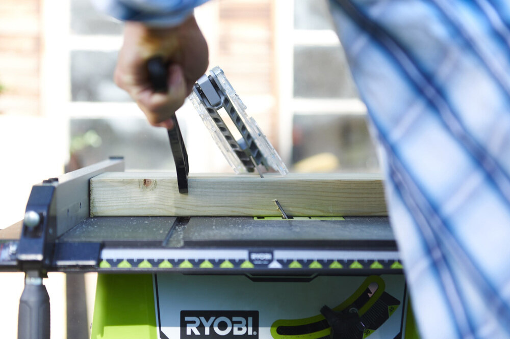 Pilarka stołowa RYOBI RTS1800ES-G tarcza tnąca z 48 zębami o średnicy 254 mm średnica otworu tarczy 30 mm niewielka masa 24,3 kg poziom mocy akustycznej 108 dB