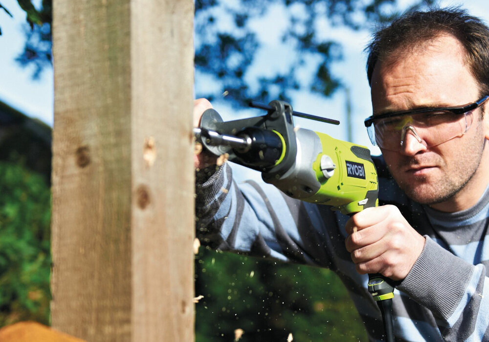 Wiertarka udarowa RYOBI RPD1010-K krótki wygodny korpus ergonomiczna rękojeść typu GripZone antypoślizgowa powłoka pewny chwyt