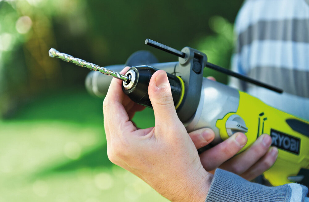 Wiertarka udarowa RYOBI RPD1010-K metalowy uchwyt wiertarski z automatyczną blokadą wrzeciona oświetlenie dioda LED niewielka waga 3 kg poziom mocy akustycznej 109, 5 dB