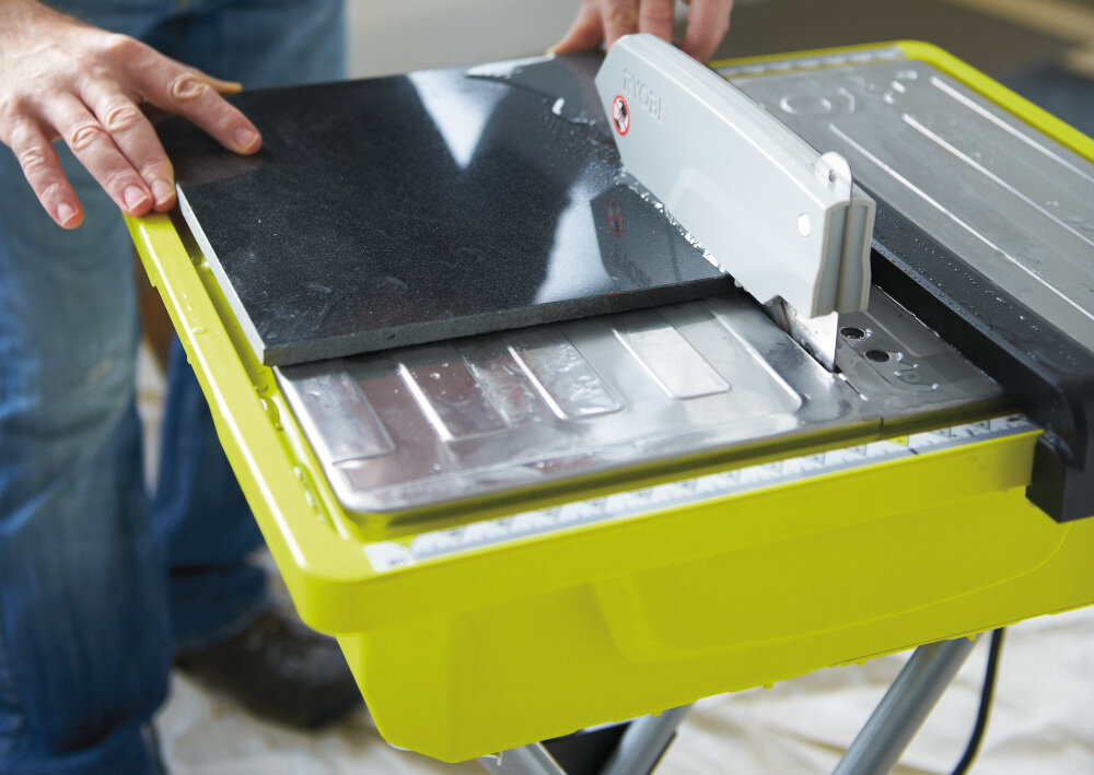 Pilarka do glazury RYOBI WS721S diamentowa tarcza tnąca o średnicy 17,8 cm wysoka żywotność ostrza cięcie na mokro pojemnik na wodę niemal bezpyłowe cięcie wtyczki wyłącznika nadprądowego