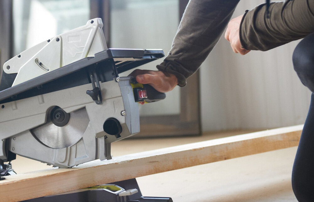 Piła ukosowa RYOBI RTMS1800-G pracuje w zgodnie z rygorystycznymi zasadami ergonomii wyprofilowana rękojeść pewnie i stabilnie leży w dłoni pokryta antypoślizgowym tworzywem