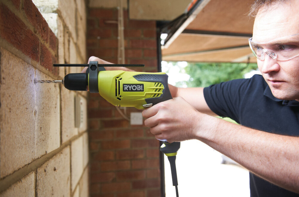 Wiertarka udarowa RYOBI RPD800-K krótki wygodny korpus ergonomiczna rękojeść typu GripZone antypoślizgowa powłoka pewny chwyt