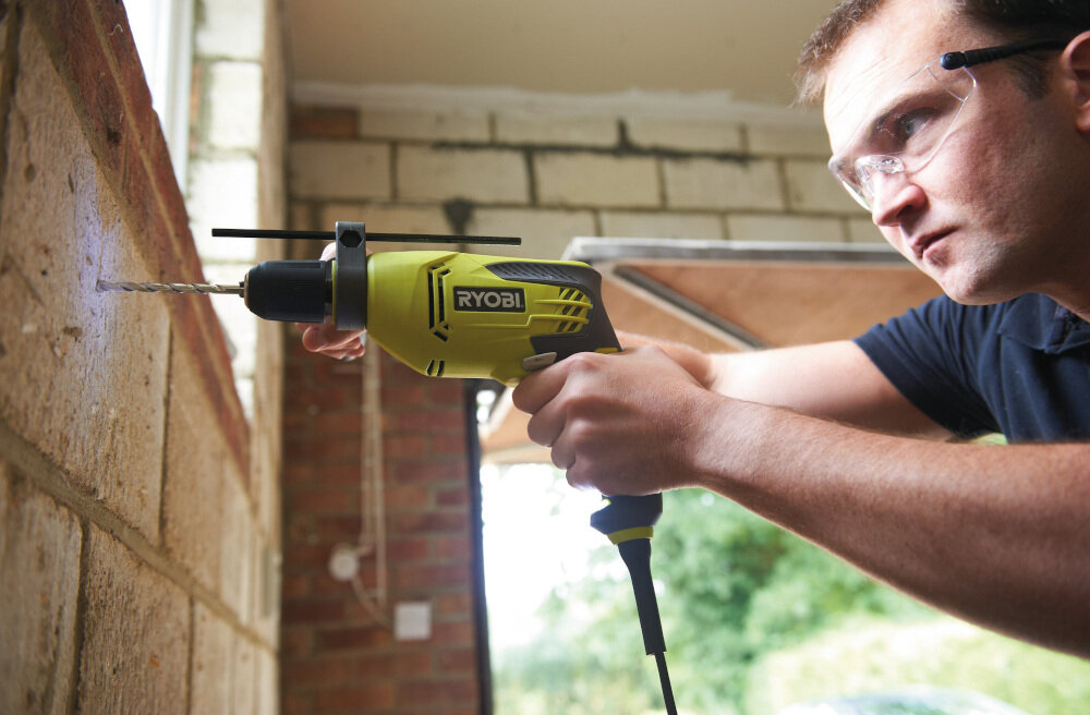 Wiertarka udarowa RYOBI RPD800-K regulacja prędkości obrotów w prawo i lewo pełna kontrola nad urządzeniem bezkluczykowy uchwy średnica trzpienia w stali do 13 mm w betonie do 16 mm w drewnie do 34 mm