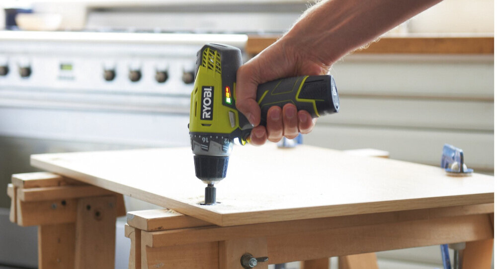 Wiertarko-wkrętarka RYOBI RYOBI R12DD-LL13S zasilanie akumulator Li-Ion o napięciu 12 V technologia bezszczotkowa korzysta z opatentowanej elektroniki maksymalny moment obrotowy 30 Nm 22 ustawienina momentu obrotowego w zestawie dwa akumulatory o pojemności 1,3 Ah każdy wskaźnik naładowania akumulatora
