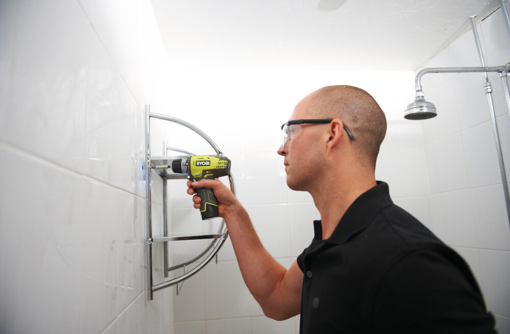 Wiertarko-wkrętarka RYOBI R12DD-LL13S solidny uchwyt kompaktowa ergonomiczna konstrukcja do użytkowania w profesjonalnych warsztatach w warunkach domowych ogumowana rękojeść wbudowana lampka LED
