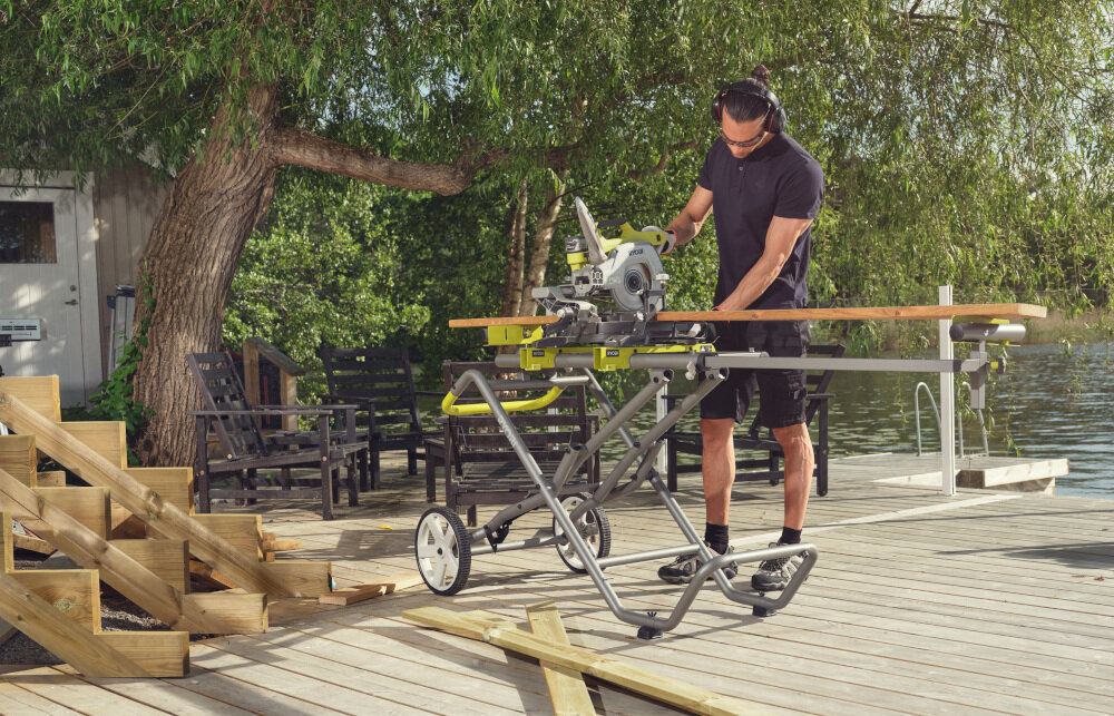 Ukośnica RYOBI EMS216L model uniwersalny funkcjonalny szeroki zakres zastosowań przystosowany do cięcia materiałów o różnej twardości do cięcia drewna i materiałów drewnopodobnych