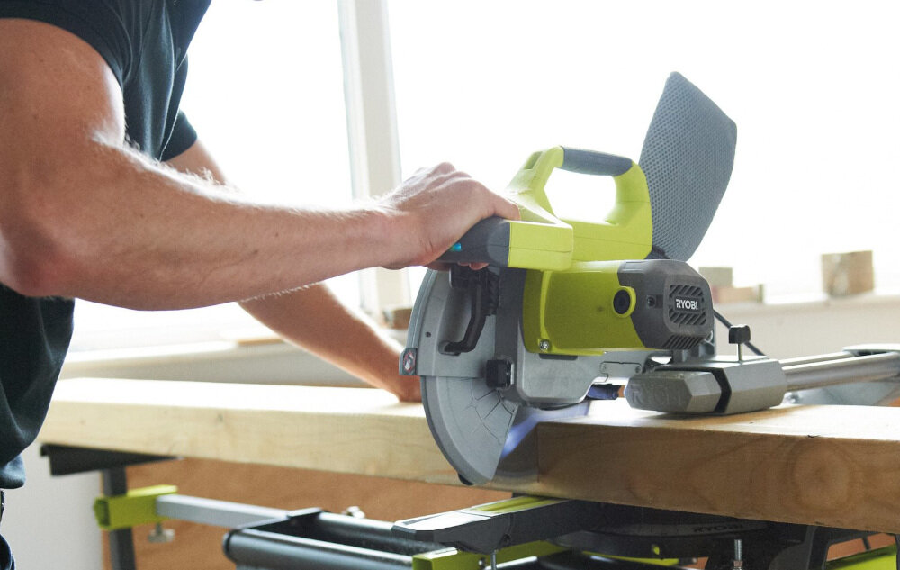 Ukośnica RYOBI EMS216L pracuje zgodnie z rygorystycznymi zasadami ergonomii wyprofilowana rękojeść pokryta antypoślizgowym tworzywem typu GripZone