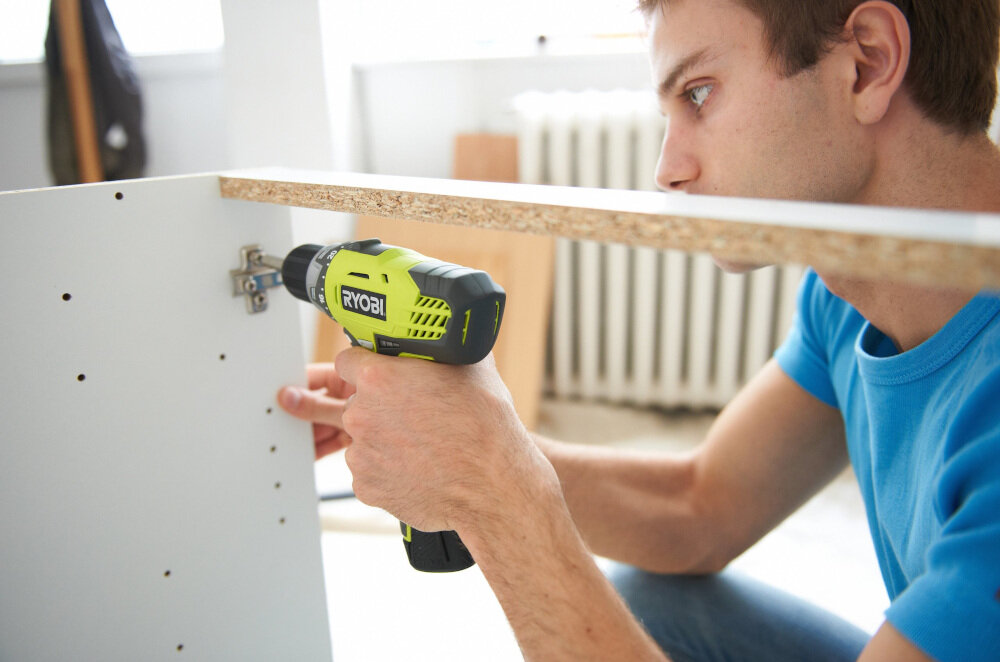 Wiertarko-wkrętarka RYOBI RCD12012L elektroniczna regulacja prędkości i kierunku obrotów elektroniczny hamulec kompaktowa kontrola nad urządzeniem