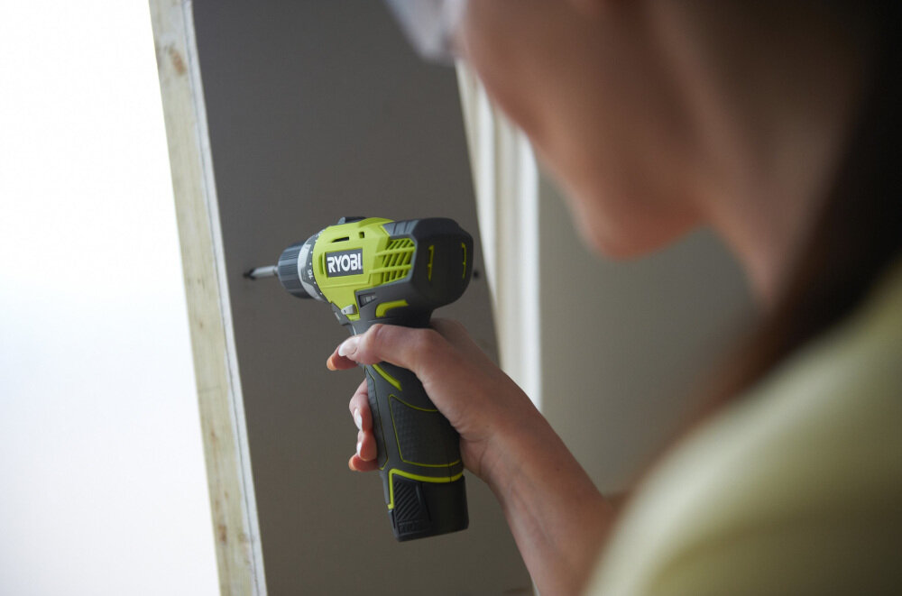 Wiertarko-wkrętarka RYOBI RCD12012L solidny uchwyt kompaktowa i ergonomiczna konstrukcja do użytkowania w warunkach domowych ogumowana rękojeść typu GripZone+ wbudowana dioda LED