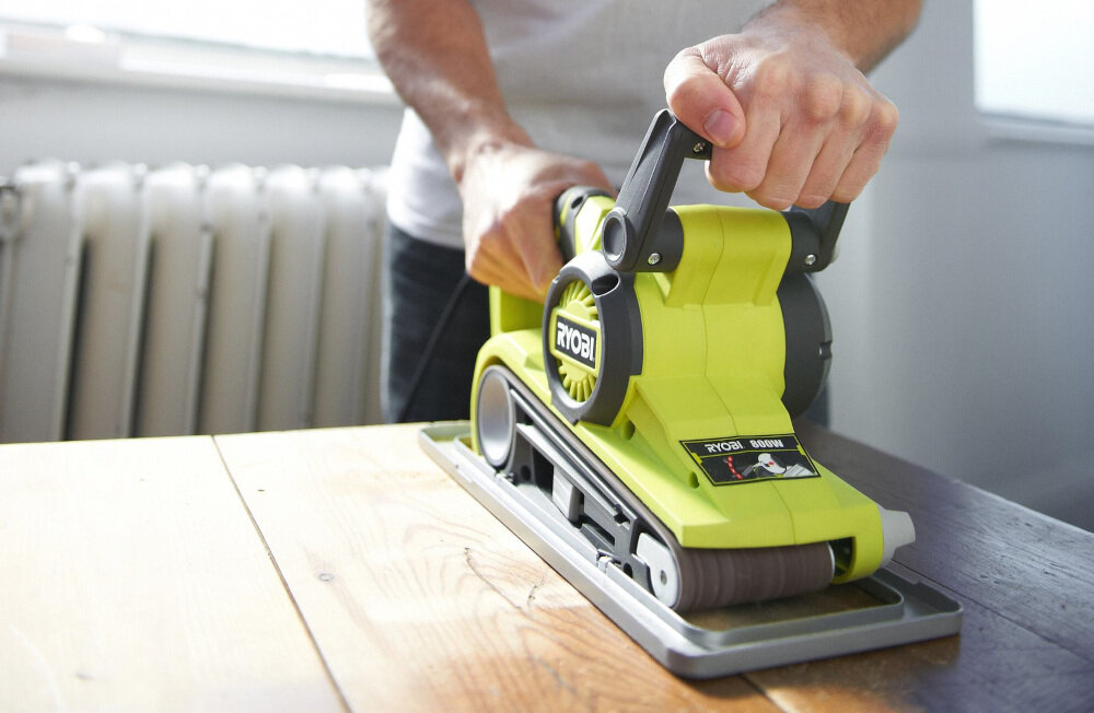 Szlifierka taśmowa RYOBI EBS800V niewielka masa waga 3,3 kg poziom mocy akustycznej 102 dB