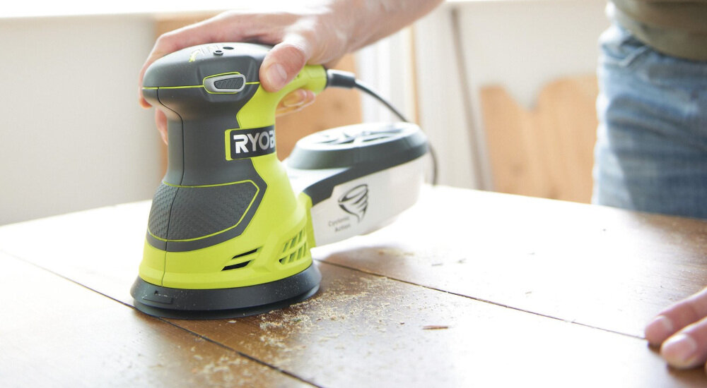 Szlifierka mimośrodowa RYOBI ROS300A niewielka masa 1,7 kg poziom mocy akustycznej 102,5 dB w zestawie instrukcj obsługi w języku polskim karta gwarancyjna arkusze papieru ściernego