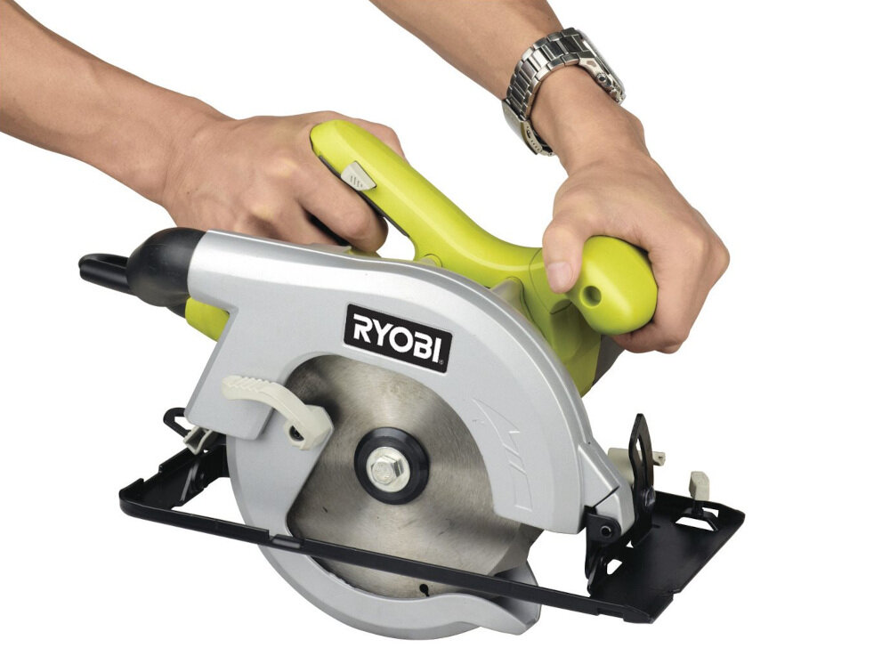 Pilarka tarczowa RYOBI EWS1150RS silnik moc 1150 W maksymalna prędkość obrotowa do 5600 obr/min współpracuje z tarczą tnącą z 12 zębami TCT średnica 170 mm średnica otworu tarczy 20 mm zintegrowany magazynek na klucz regulowany kąt cięcia od 0 do 45 stopni