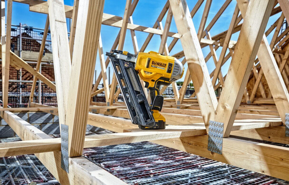Gwoździarka DEWALT DCN692P2 najnowszej generacji do konstrukcji szkieletowych blokada wyzwalacza kontaktowego dłuższy czas pracy szybsza gotowość do wystrzału niejszy odrzut