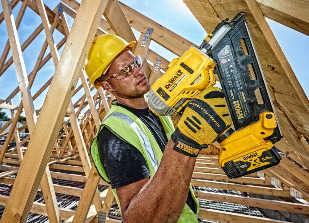 Gwoździarka DEWALT DCN692P2 pokrętło szybkie odblokowania zaciętych gwoździ wyzwalanie gwoździ przez naciśnięcie noska kontaktowego