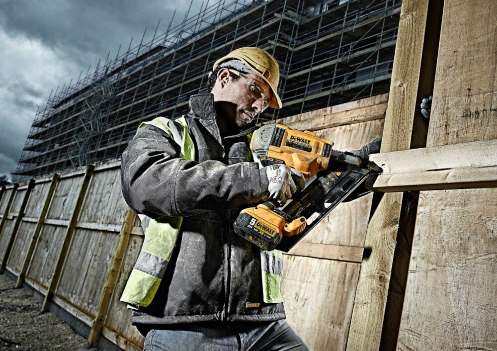 Gwoździarka DEWALT DCN692P2 lekka i kompaktowa budowa waga 3,6 kg ergonomiczna i antypoślizgowa rękojeść