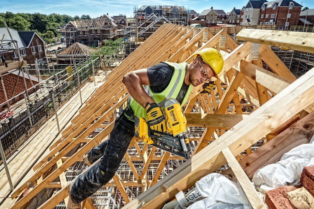 Gwoździarka DEWALT DCN692P2 gwoździe o długości 90 mm w miękkie drewno 63 mm w drewno twarde pojemność magazynku do 55 gwoździ skalowana tarcza magazynek napełniany od tyłu możliwość pochylenia kąta magazynku od 30 do 34 stopni