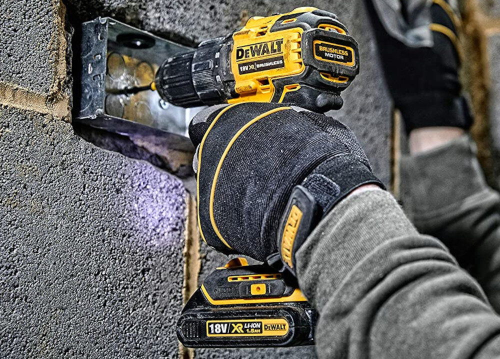 Wiertarko-wkrętarka DEWALT DCD708D2T solidny uchwyt kompaktowa konstrukcja w profesjonalnych warsztatach w warunkach domowych ergonomiczna rękojeść antypoślizgowe tworzywo