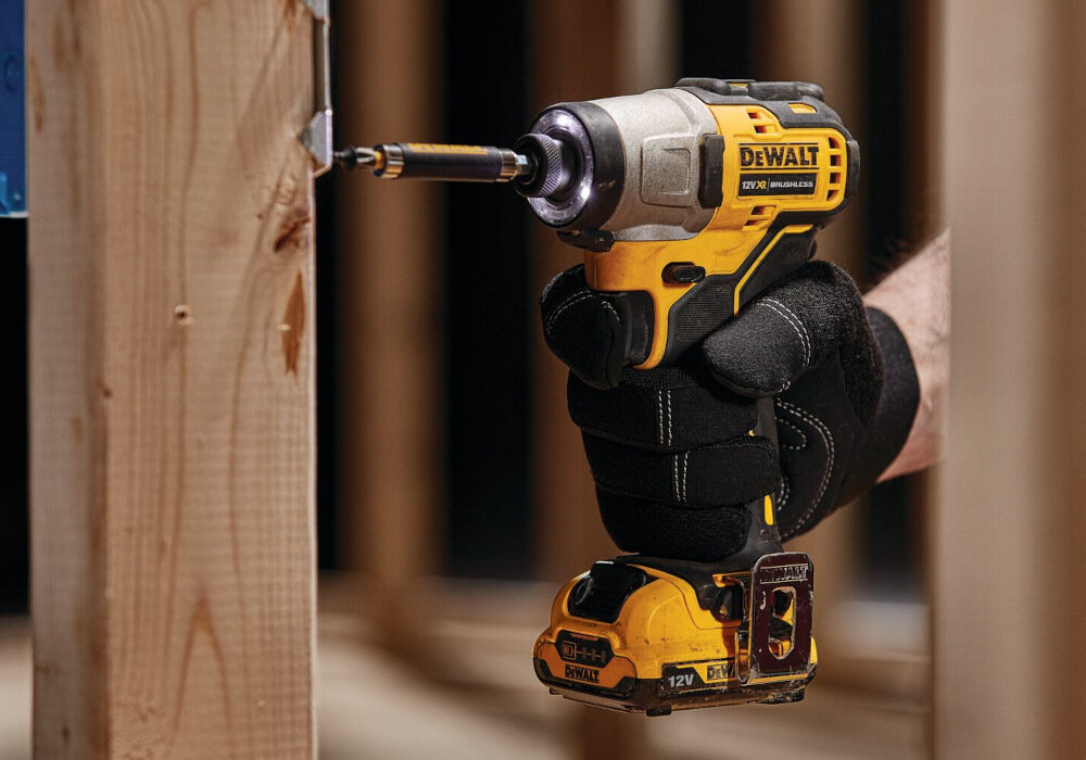 Zakrętarka udarowa DEWALT DCF801D2-QW tryb PrecisionDrive dodatkowa kontrola uniknięcie uszkodzenia materiału i łącznika