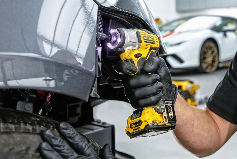 Zakrętarka udarowa DEWALT DCF801D2-QW stalowy zaczep do paska pierścień świetlny trzy diody LED
