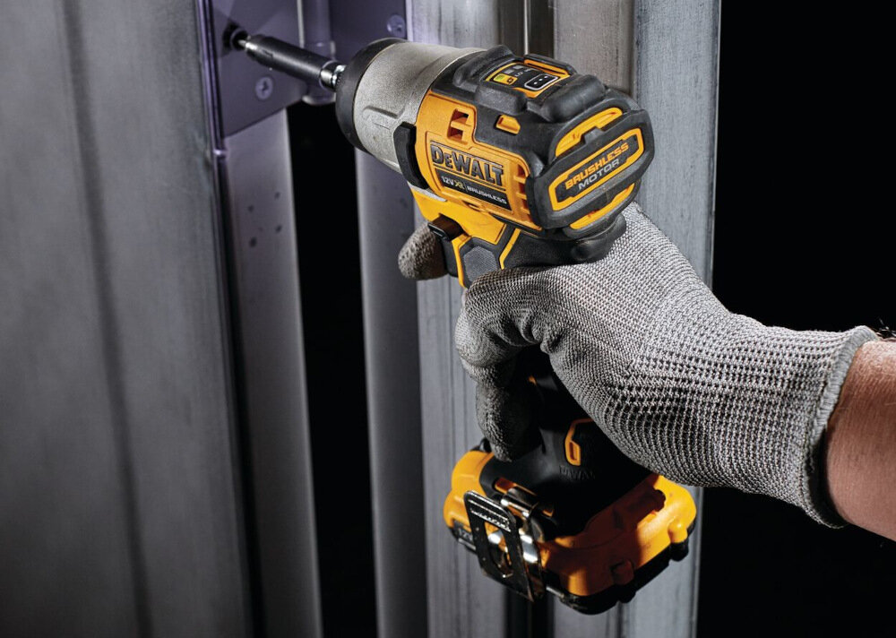 Zakrętarka udarowa DEWALT DCF801D2-QW solidny uchwyt z powłoką antypoślizgową ergonomiczna rękojeść