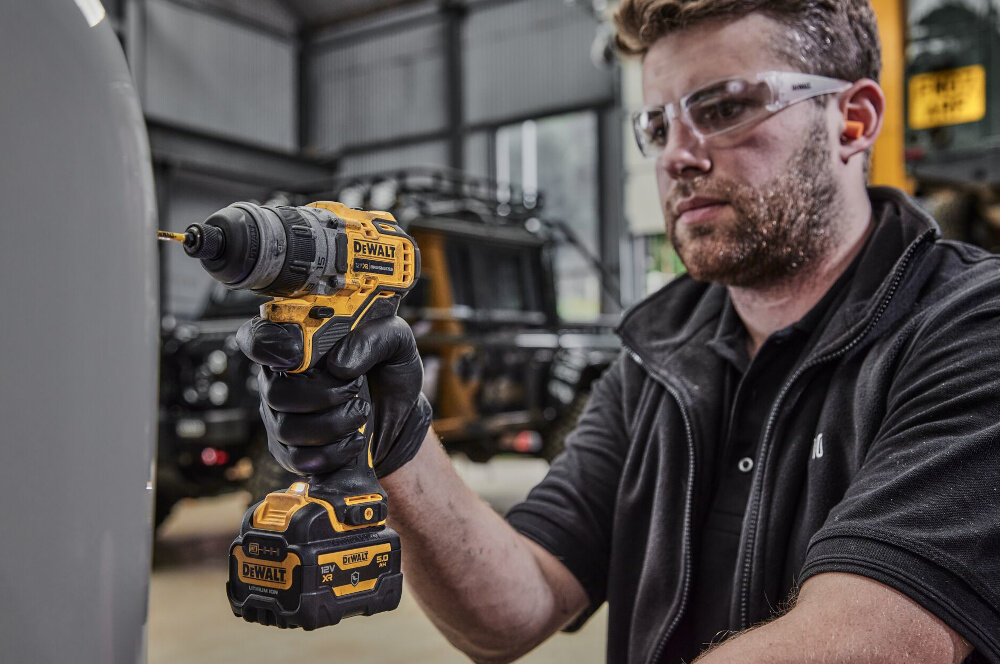 Wiertarko-wkrętarka DEWALT DCD701N funkcja zmiany kierunku obrotow prawo/lewo do pracy w drewnie materialach drewnopodobnych stali metalu maksymalna srednica wiercenia w drewnie do 20 mm