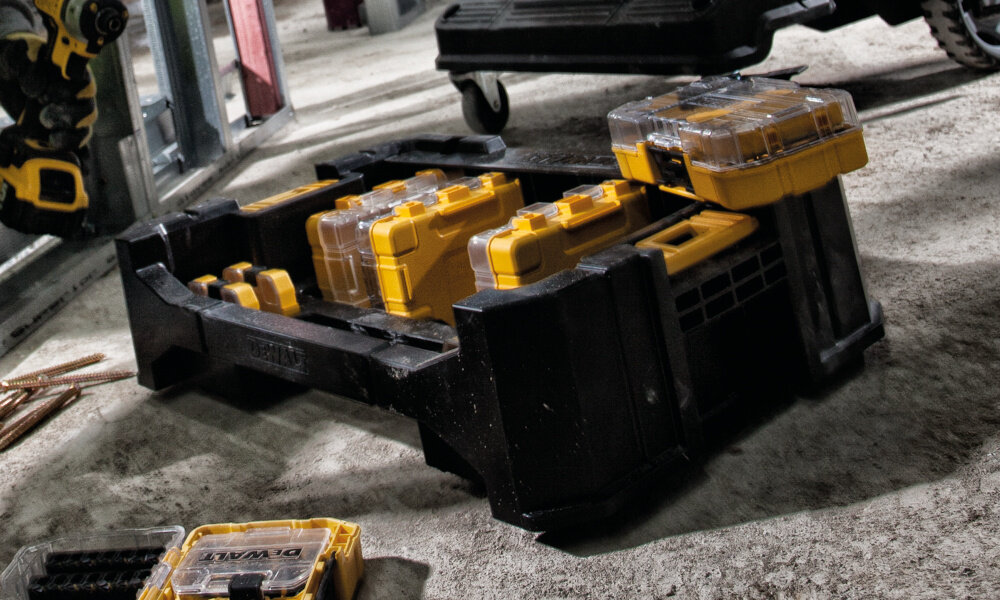 Organizer DEWALT DT70716 TSTAK pomieszczenie podłoga na podłodze leży organizer wypełniony pudełkami organizacja narzędzi praktyczny gadżet