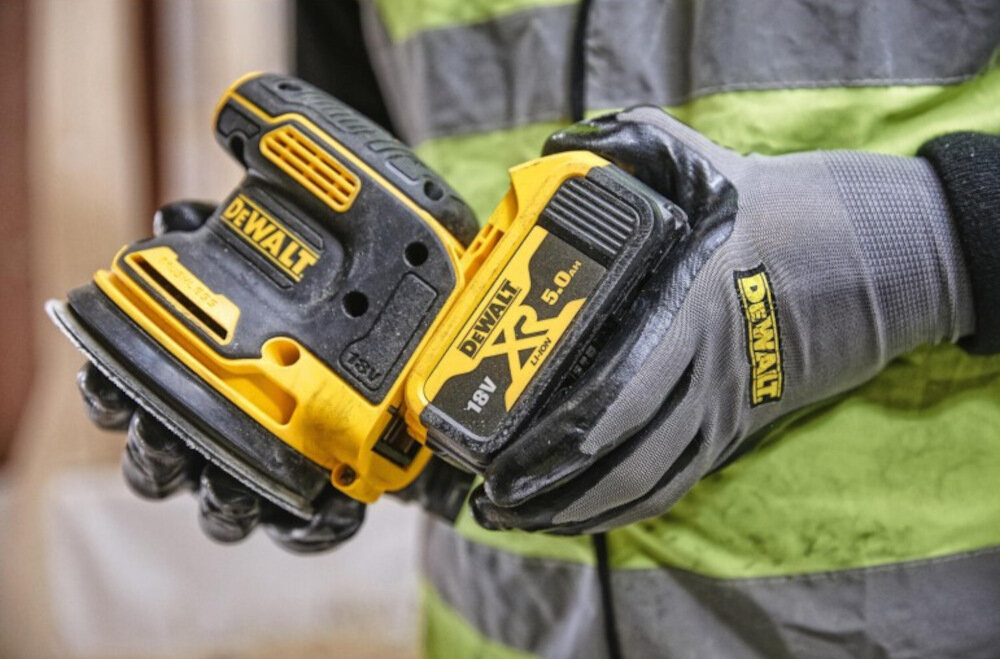 Szlifierka mimośrodowa DEWALT DCW210P2 akumulator z serii 18V XR napiecie 18 V pojemnosc 5,0 Ah technologia litowo-jonowa silnik bezszczotkowy wydajnosc