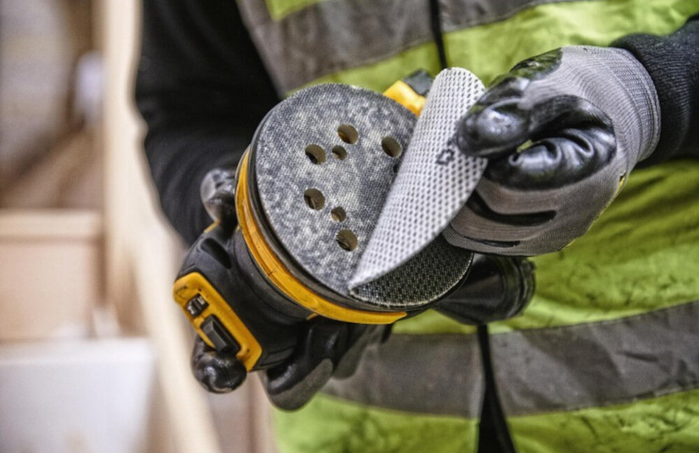 Szlifierka mimośrodowa DEWALT DCW210P2 idealny ruch szlifierski nasadka pokryta rzepem dla latwiejszej instalacji srednica oscylacyjna 2,6 mm przeciwpylowy przelacznik plynna praca zapobiega zacinaniu efektywna praca