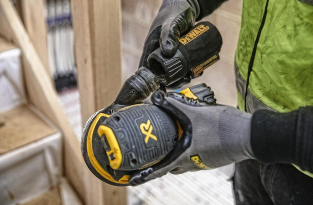 Szlifierka mimośrodowa DEWALT DCW210P2 wbudowany system odsysania pylu worek na pyl