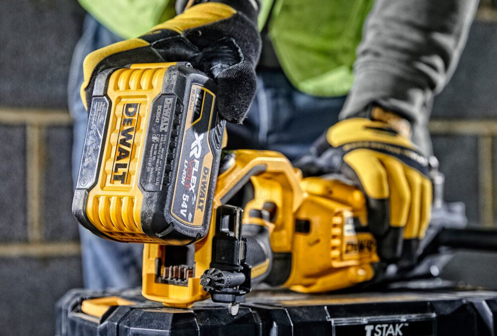 Wiertarka kątowa DEWALT DCD470N silnik bezszczotkowy akumulator nowej generacji FLEXVOLT o napięciu 54 V praca z koronami diamentowymi w murach ceglanych betonowych i żelbetonowych płytach w drewnianych belkach brak akumulatora i ładowarki w zestawie