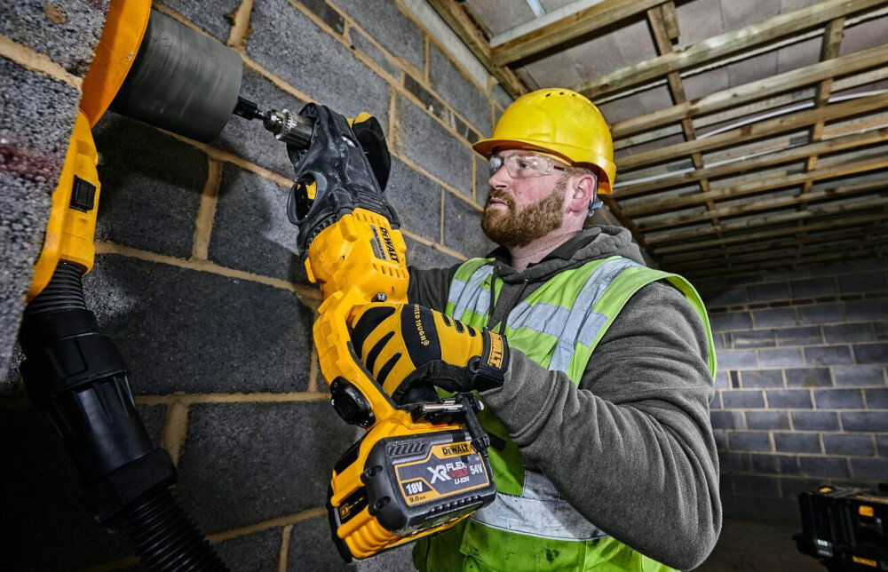 Wiertarka kątowa DEWALT DCD470N obudowa z metalową przekładnią do ciężkich prac w budownictwie i przemyśle