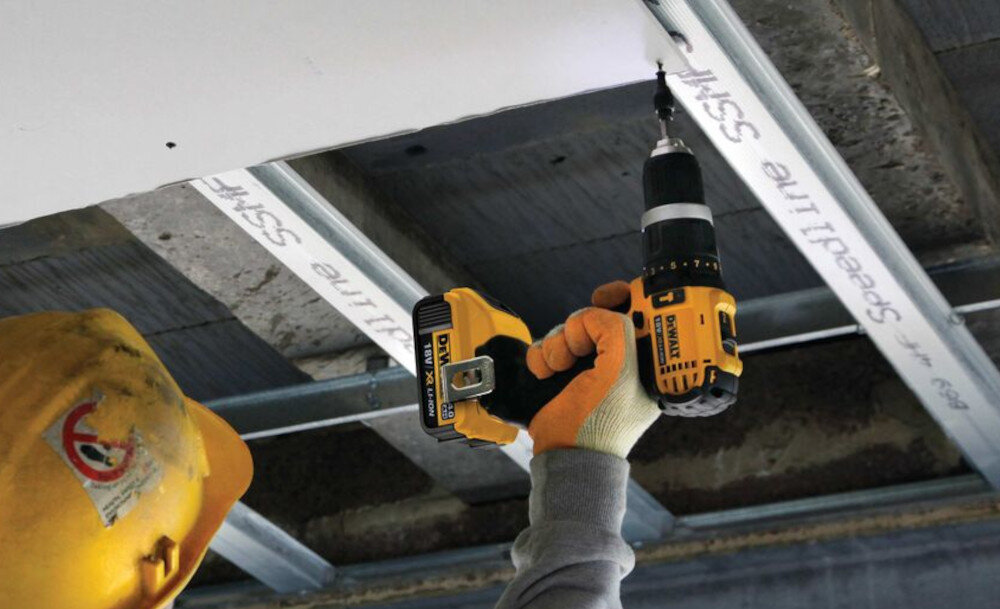 Zestaw Combo DEWALT DCK2062S2T trwałe metalowe koła zębate przekładnia o dwóch biegach pierwszy bieg praca w zakresie do 0 do 450 obr/min drugi w zakresie od 0 do 1650 obr/min maksymalny moment obrotowy do 65 Nm