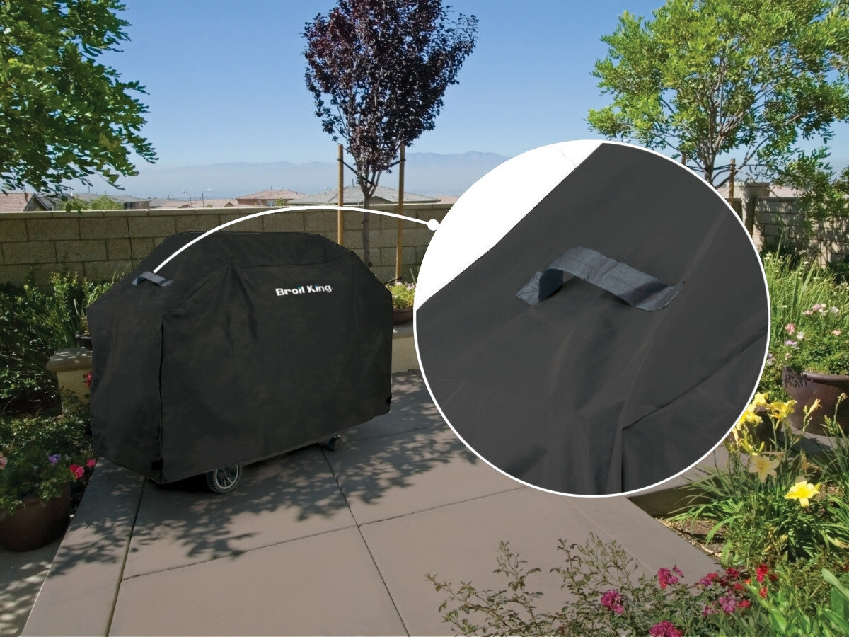 Pokrowiec do grilla BROIL KING Royal 67470, uchwyty, zakładanie, pokrowiec, wygoda, wizualizacja uchwytów na bokach pokrowca, w tle ogród