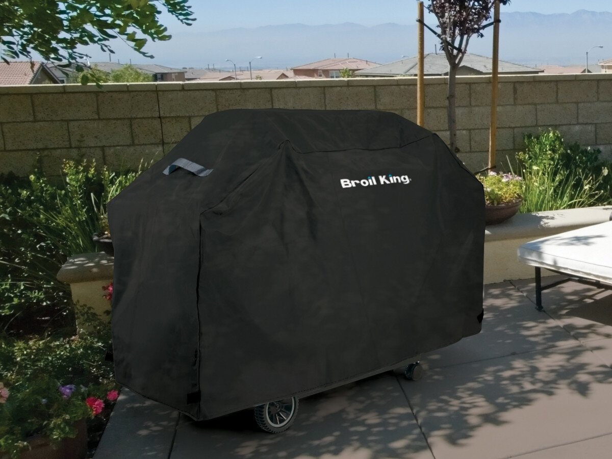 Pokrowiec do grilla BROIL KING Royal 67470, pokrowiec, Royal, Select, detale, w tle ogród, na pierwszym planie pokrowiec na grillu