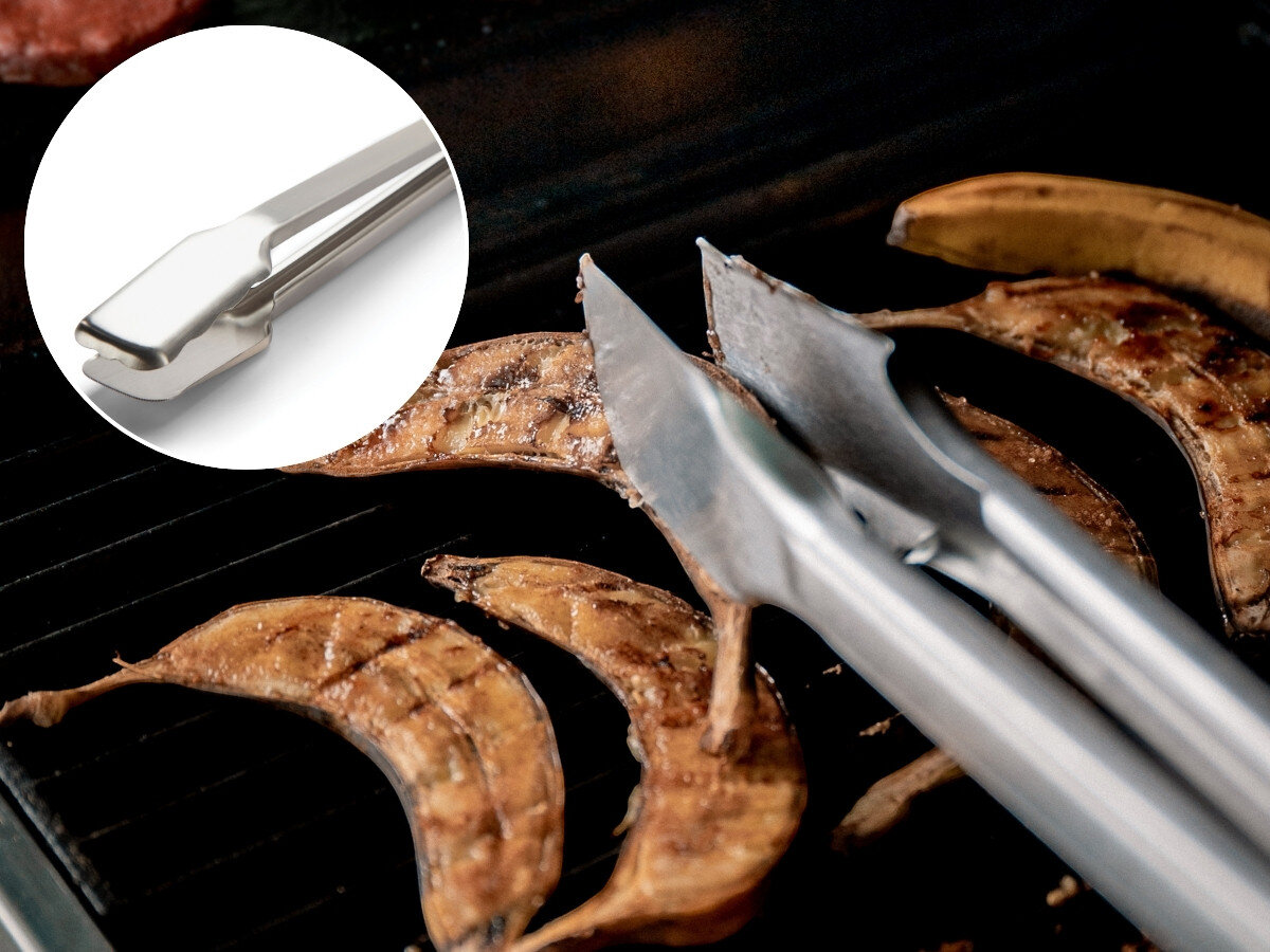 Zestaw do grillowania BROIL KING 64003, szczypce, grill, mięso, chwyt, Stalowe szczypce Broil King obracają grillowane banany na ruszcie, z zbliżeniem na końcówki szczypiec.