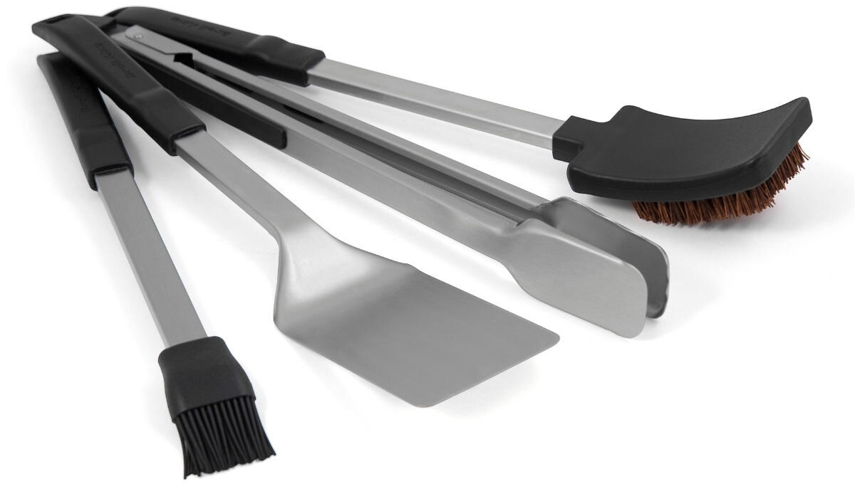 Zestaw do grillowania BROIL KING 64003, uchwyt, akcesoria, grill, organizacja, Zestaw akcesoriów grillowych Broil King: szczypce, łopatka, szczotka do czyszczenia i pędzelek na białym tle.