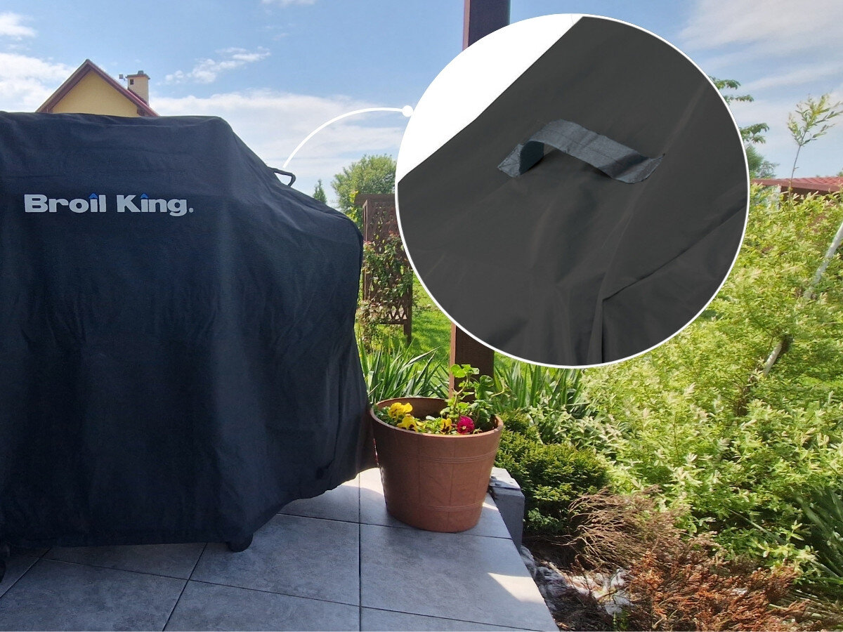 Czarny pokrowiec na grilla z widocznym logo \'Broil King\' stoi na tarasie obok donicy z kwiatami. W prawym górnym rogu znajduje się zbliżenie na detal pokrowca.