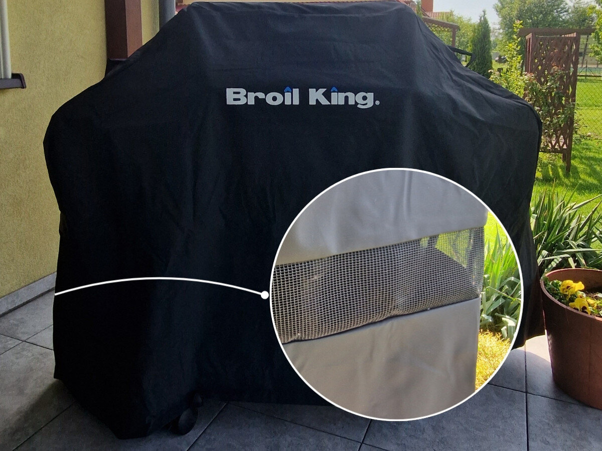 Czarny pokrowiec na grilla z widocznym logo \'Broil King\'. W okrągłym powiększeniu pokazano fragment siatki wentylacyjnej pokrowca.