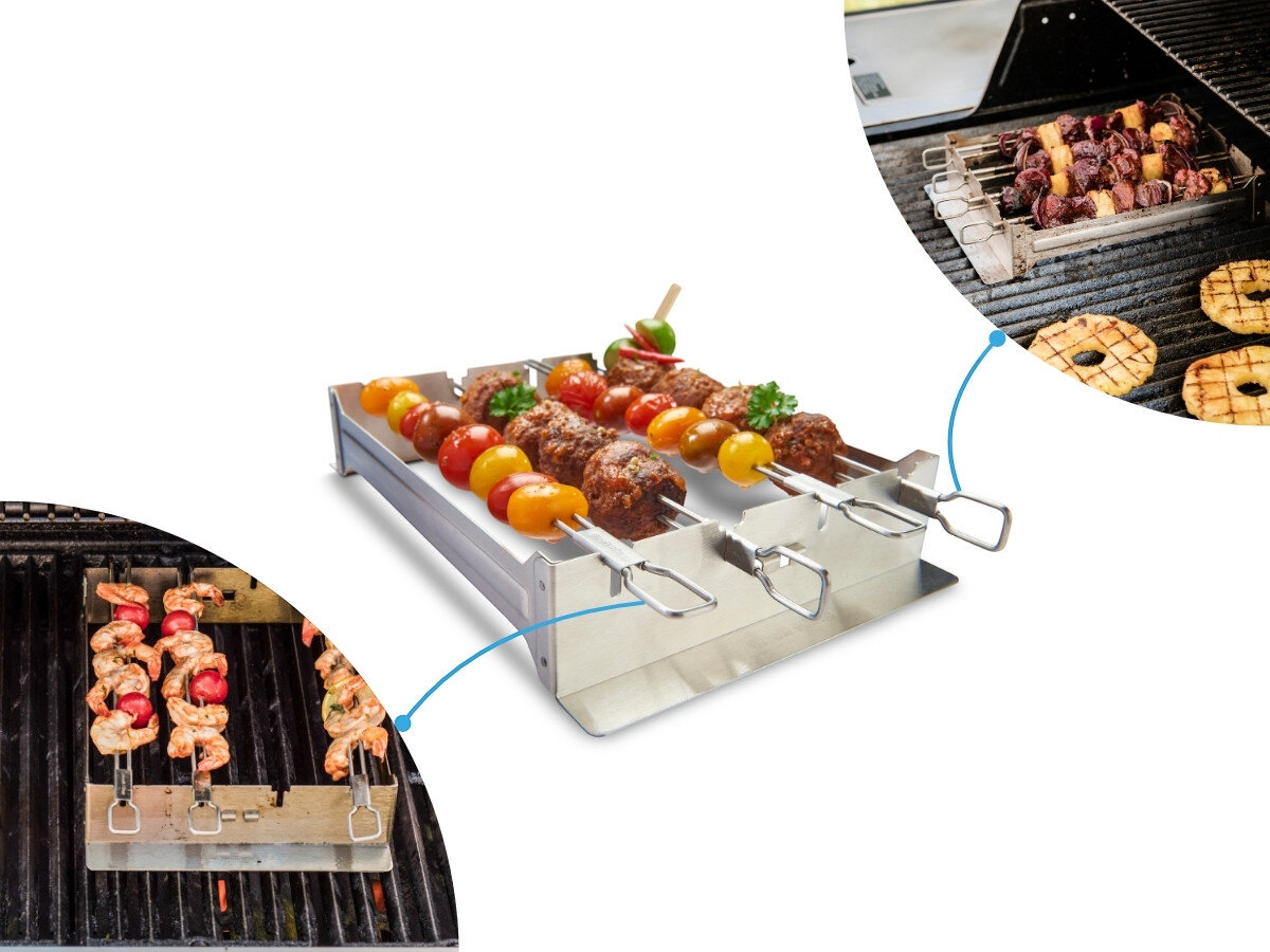 Zestaw do szaszłyków z metalowymi uchwytami, na których znajdują się różnorodne składniki, takie jak mięso i warzywa. Produkt jest prezentowany na grillu z widocznymi szaszłykami i grillowanymi warzywami.