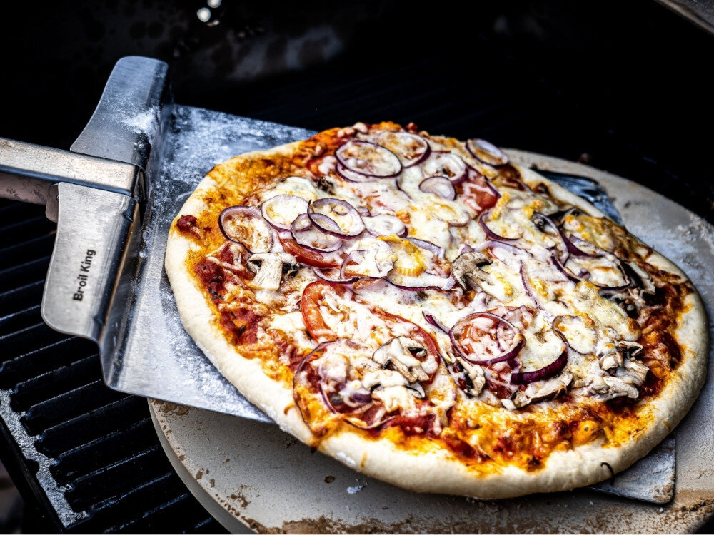 Grill gazowy BROIL KING GEM 310 6.9 kW 53 x 34 - 46.5 x 18.5 cm łopata do pizzy na łopacie pizza szybkie i równomierne wypieczenie pysznej pizzy ciasto staje się chrupiące ser perfekcyjnie się roztapia