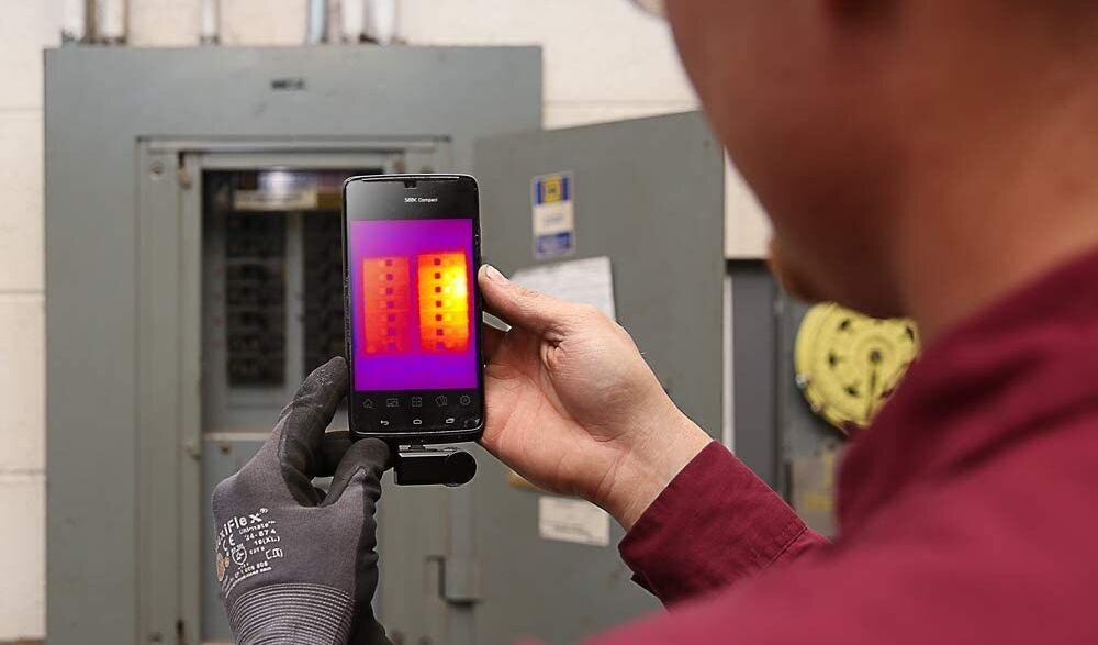 Kamera termowizyjna SEEK THERMAL Compact obraz rozdzielczość kolory detekcja zasięg zasilanie waga wymiary akumulator bateria ładowanie zasilanie łączność obudowa odporność ekran wyświetlanie pamięć nagrywanie zdjęcia obiektyw pojemność termowizja poczerwień