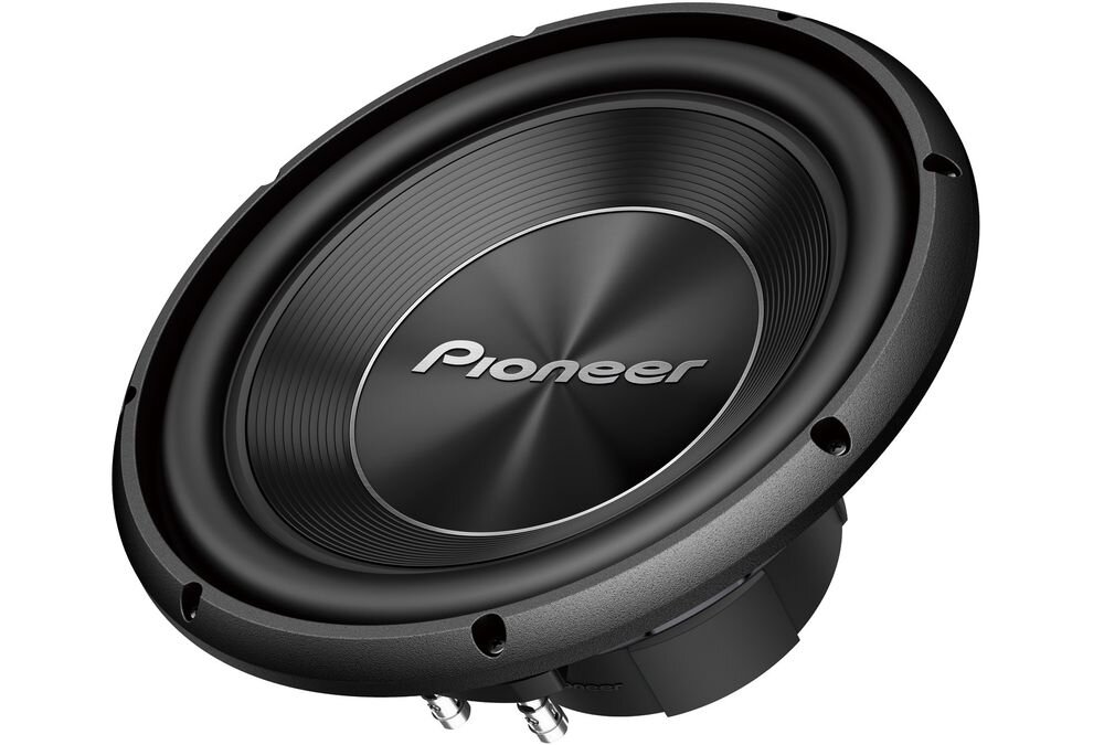 Na obrazie widoczny jest subwoofer z logo \'Pioneer\' na środku membrany. Subwoofer ma czarną obudowę z metalicznym wykończeniem.